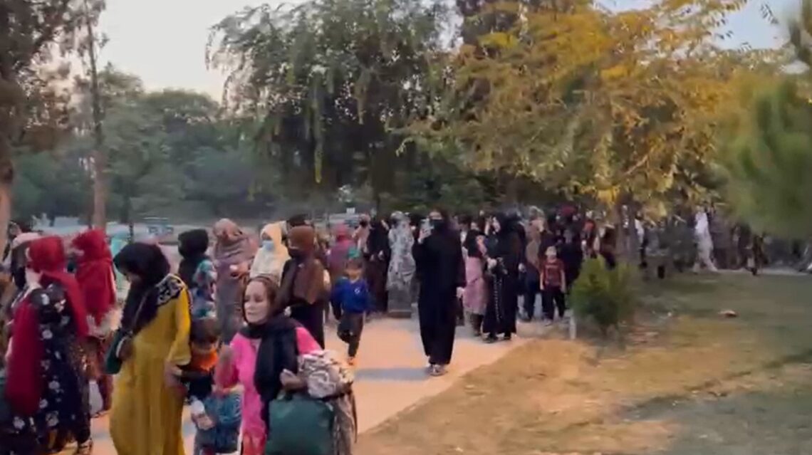 Pakistan Transfers Afghan Migrants from “Argentina Park” to a Camp for Deportation