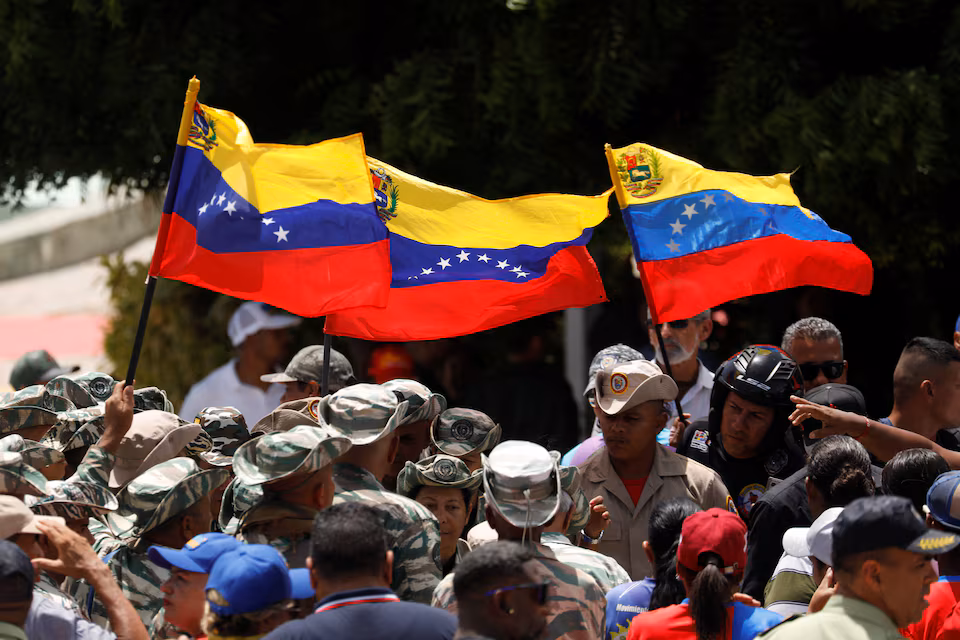 AP: Russia Evacuates Diplomats’ Families from Venezuela