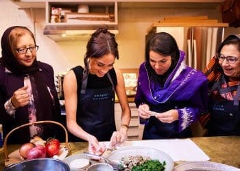 کمدی‌ای تراژیک؛ «آشک» پختنِ عروسِ پادشاه بریتانیا با زنان افغانستانی خبرساز شده‌است