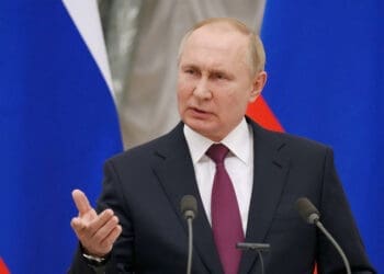 پوتین در پاسخ به خبرنگاری که از او در مورد امکان حمله‌ی روسیه به ناتو پرسید: آیا تو احمق هستی؟