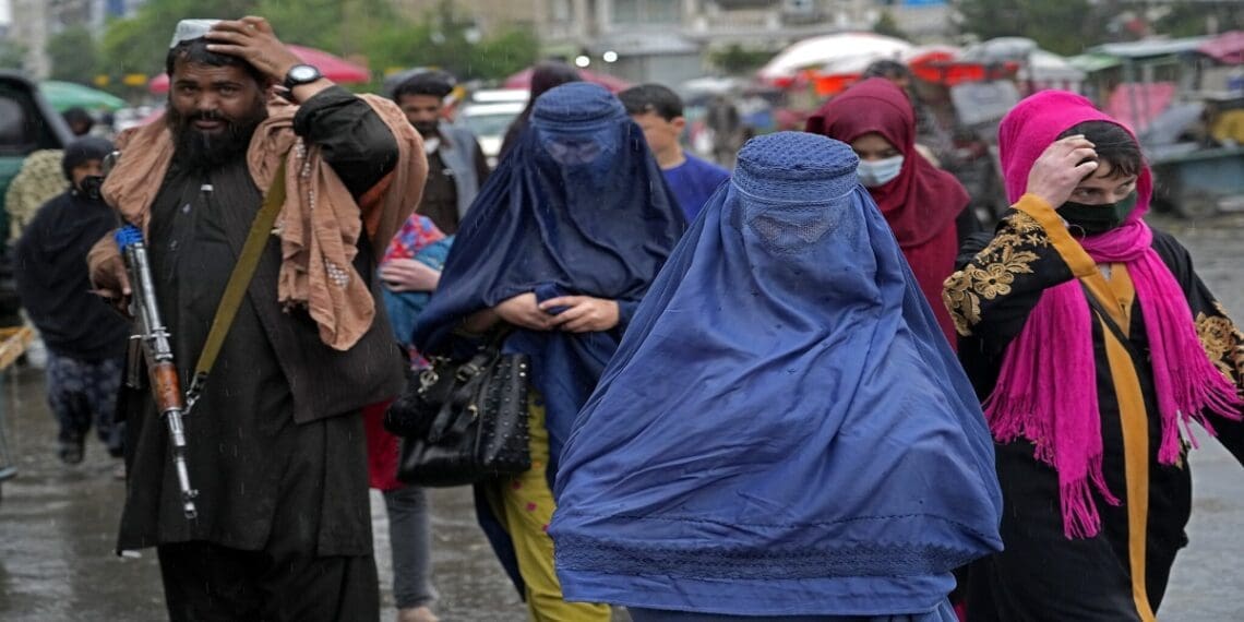 واشنگتن پُست: زنان افغانستان که توسط طالبان محدود شدهاند رو به زندگی «آنلاین» یا مجازی آوردهاند