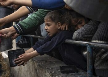 حمله‌ی اسرائیل به غزه؛ فلسطینی‌ها برای زنده‌ ماندن علف‌های هرز می‌خورند