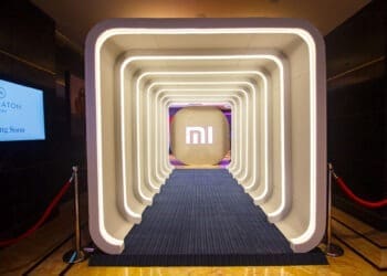 کارخانه‌ی گوشی هوشمند جدید شیائومی که بدون نیاز انسانی و کاملاً خودکار سالانه ده میلیون گوشی تولید می‌کند