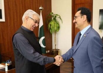 سفیر تاجیکستان در پاکستان با وزیر دفاع این کشور در مورد افغانستان گفت‌وگو کرد