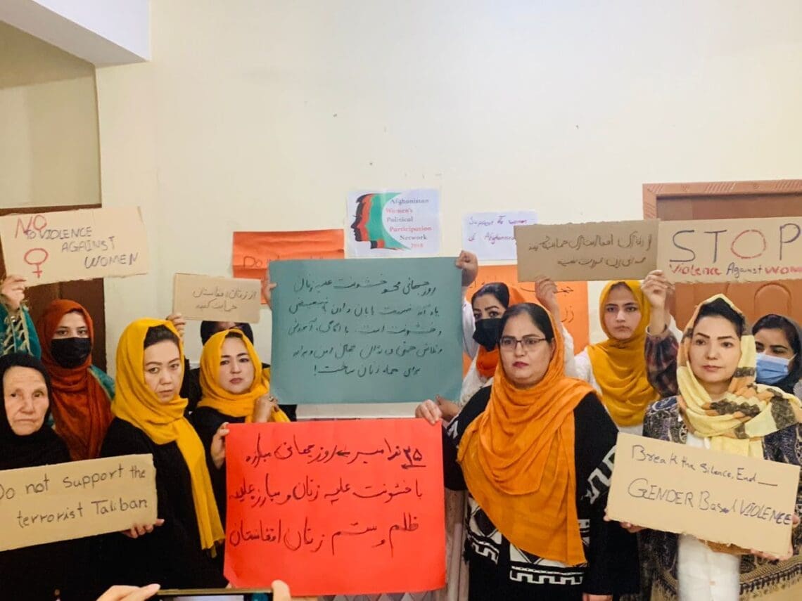 زنان معترض: کارزار محو خشونت علیه زنان می‌تواند سکوی تغییر وضعیت در افغانستان باشد