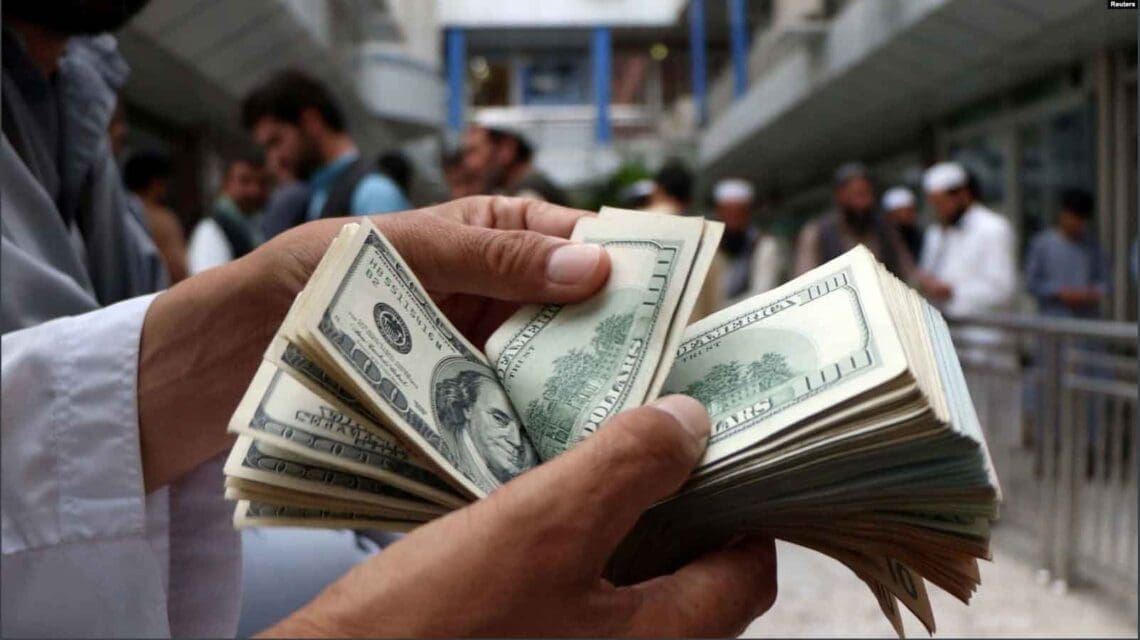 ادامه‌ی سقوط ارزش افغانی؛ طالبان ۲۵ میلیون دالر دگر را لیلام می‌کند