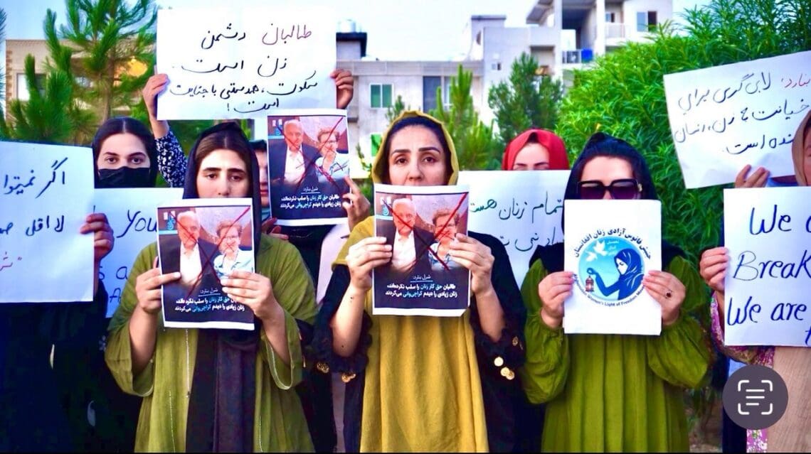 زنان معترض: اظهارات همسر خلیل‌زاد لابی‌گری برای یک گروه «زن‌ستیز و هراس‌افگن» است