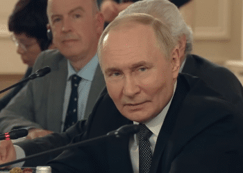 نه دوست، نه دشمن: چرا روسیه از ورود به جنگ ایران و اسرائیل خودداری می‌کند؟