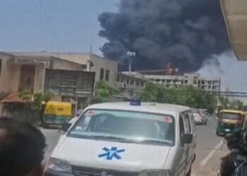 هواپیمایی با ۲۴۲ سرنشین در غرب هند سقوط کرد