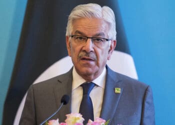 وزیر دفاع پاکستان: مهاجران افغانستان «آبرومندانه» بیرون شوند