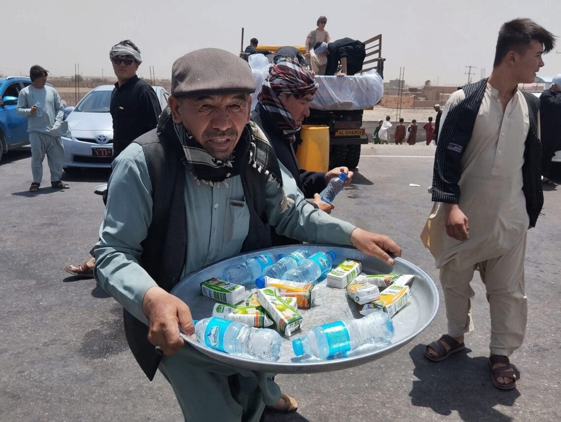 همبستگی در بحران؛ هراتیان با کاروان همدلی به یاری مهاجران اخراج‌شده از ایران رفتند