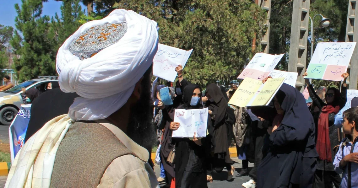 زنان معترض: جهان باید تصمیم «ننگین» روسیه را محکوم کند