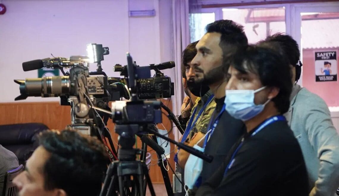مرکز خبرنگاران افغانستان: در شش ماه ۱۴۰ مورد نقض آزادی رسانه‌ها و خبرنگاران ثبت شده است