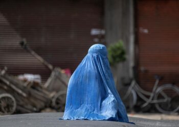 طالبان زنی شاکی از آزار همسرش را برای «جلوگیری از فروپاشی خانواده» به توافق واداشت