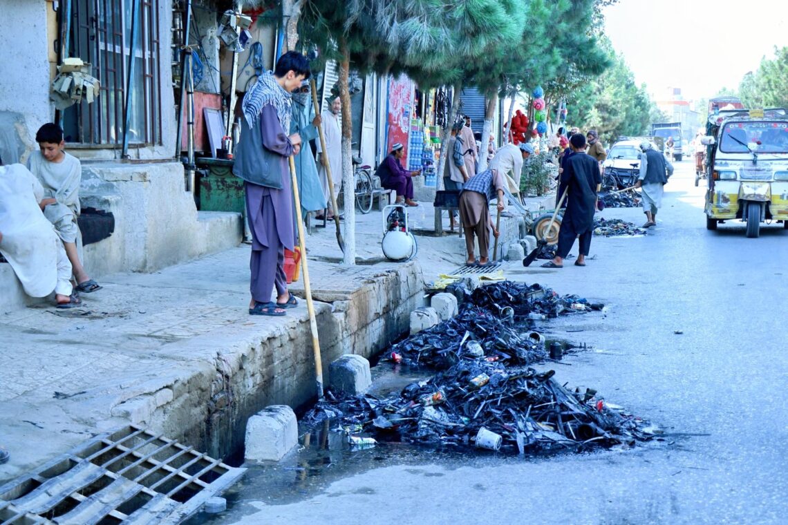 آمادگی برای تجلیل از ۲۴ اسد؛ طالبان باشندگان مزارشریف را به جمع‌آوری زباله‌ها از سطح شهر واداشت