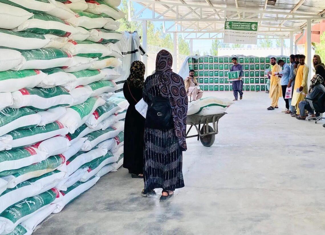 نهاد ملک سلمان به مهاجران اخراج‌شده از ایران مواد خوراکی توزیع کرد