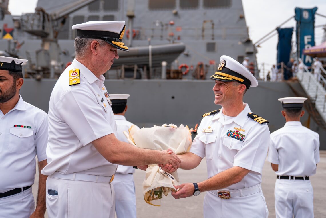 ناوشکن امریکایی در بندر کراچی استقرار یافت