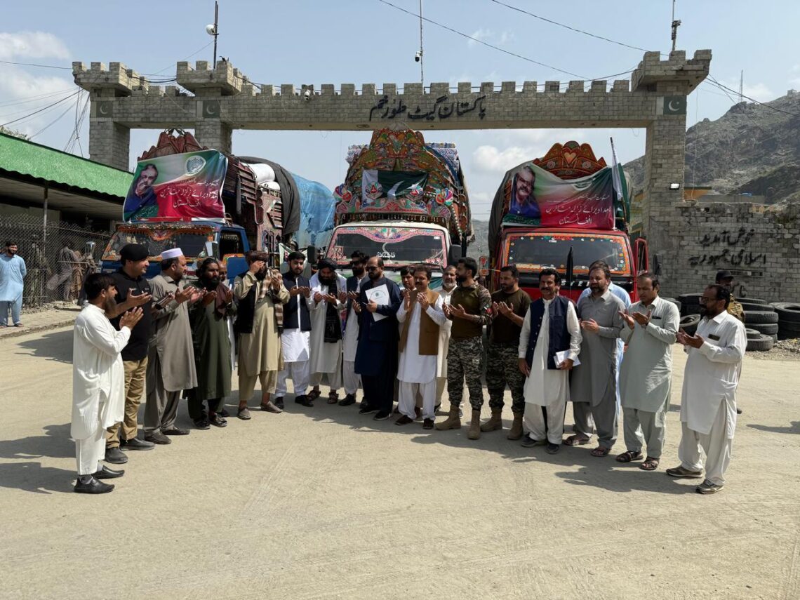 پاکستان ۳۵ لاری مواد امدادی به زلزله‌زدگان افغانستان فرستاد