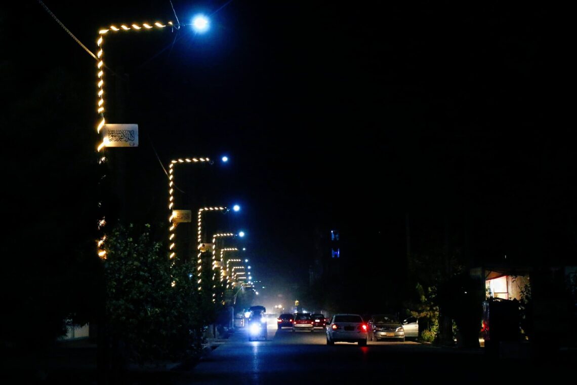 طالبان ۷۰۰ هزار افغانی را برای زیبایی جاده‌های اطراف مقر والی خود در بلخ هزینه کرد