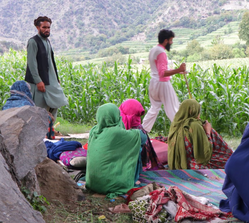 زلزلهزدگان کنر: نه خوراکی کافی داریم و نه سرپناه مورد نیاز