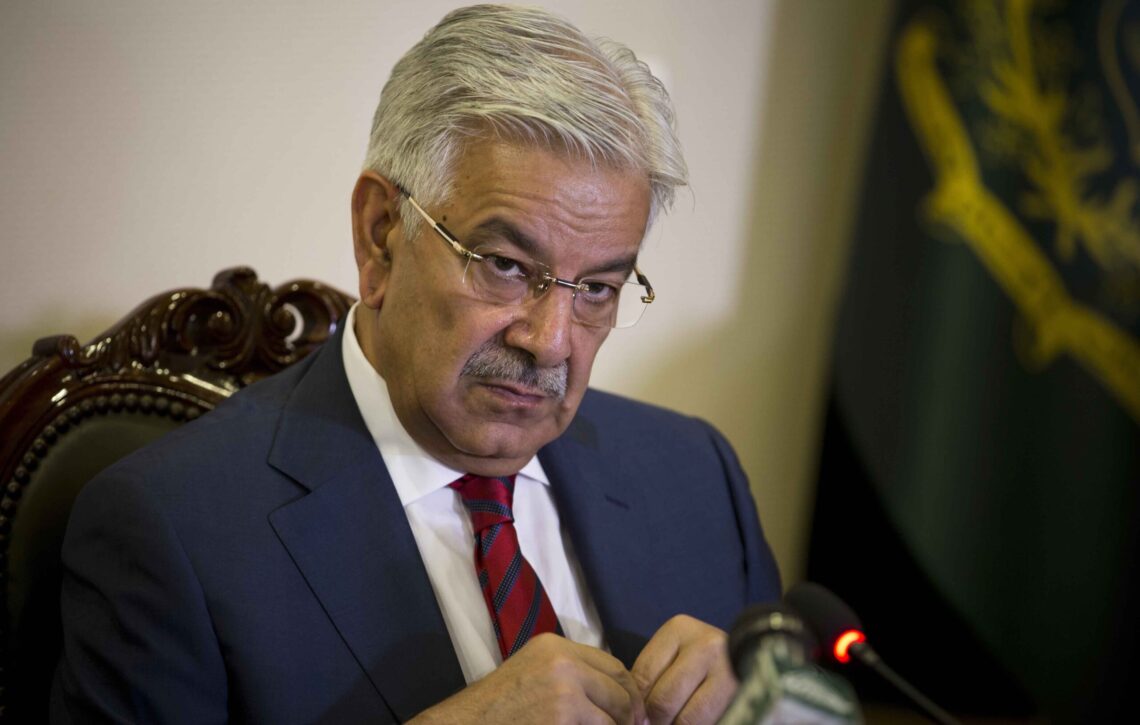 وزیر دفاع پاکستان: با چند مرمی طالبان را دوباره به «غارها» می‌فرستیم