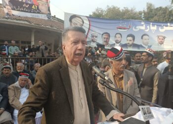 افراسیاب ختک: جنگ پاکستان و طالبان یک بازی استخباراتی است