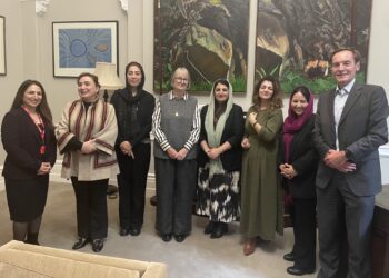 مسئول بریتانیایی: نه زنان افغانستان تسلیم شده‌اند و نه ما تسلیم می‌شویم