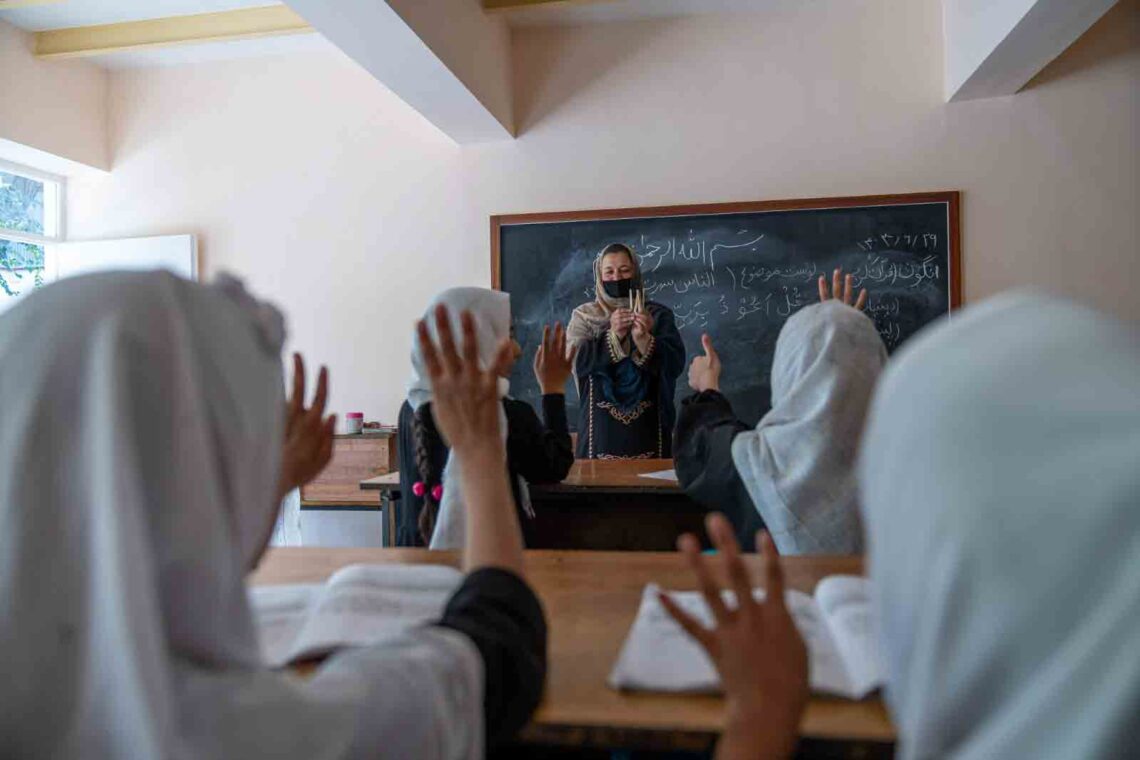 روز جهانی آموزگار؛ اتحادیه‌ی اروپا از شجاعت زنان آموزگار افغانستان ستایش کرد