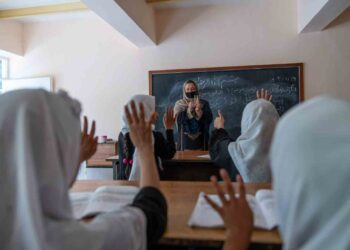 روز جهانی آموزگار؛ اتحادیهی اروپا از شجاعت زنان آموزگار افغانستان ستایش کرد