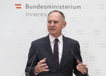 اتریش با اخراج یک مهاجر افغانستان گفت تعداد بیشتری را باز می‌گرداند