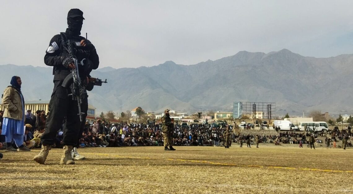 طالبان ۱۷ تن را در کابل شلاق زد