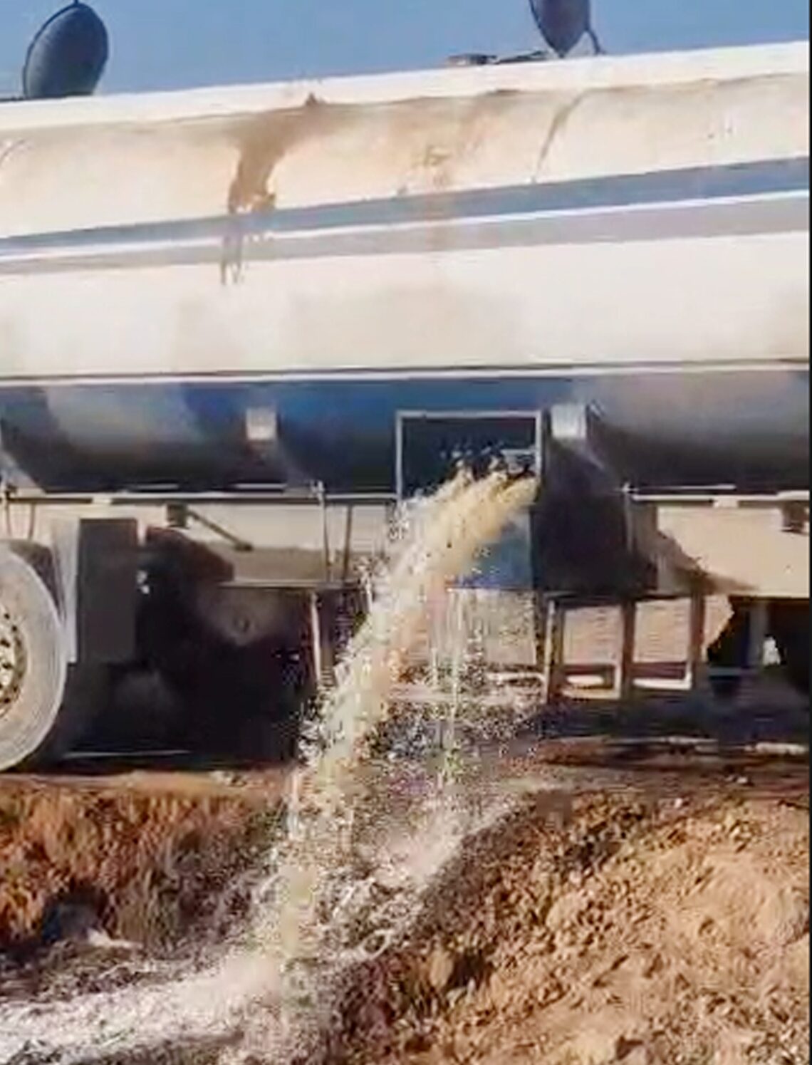 طالبان ۱۰۰ تُن تیل ایرانی را روی زمین ریخت