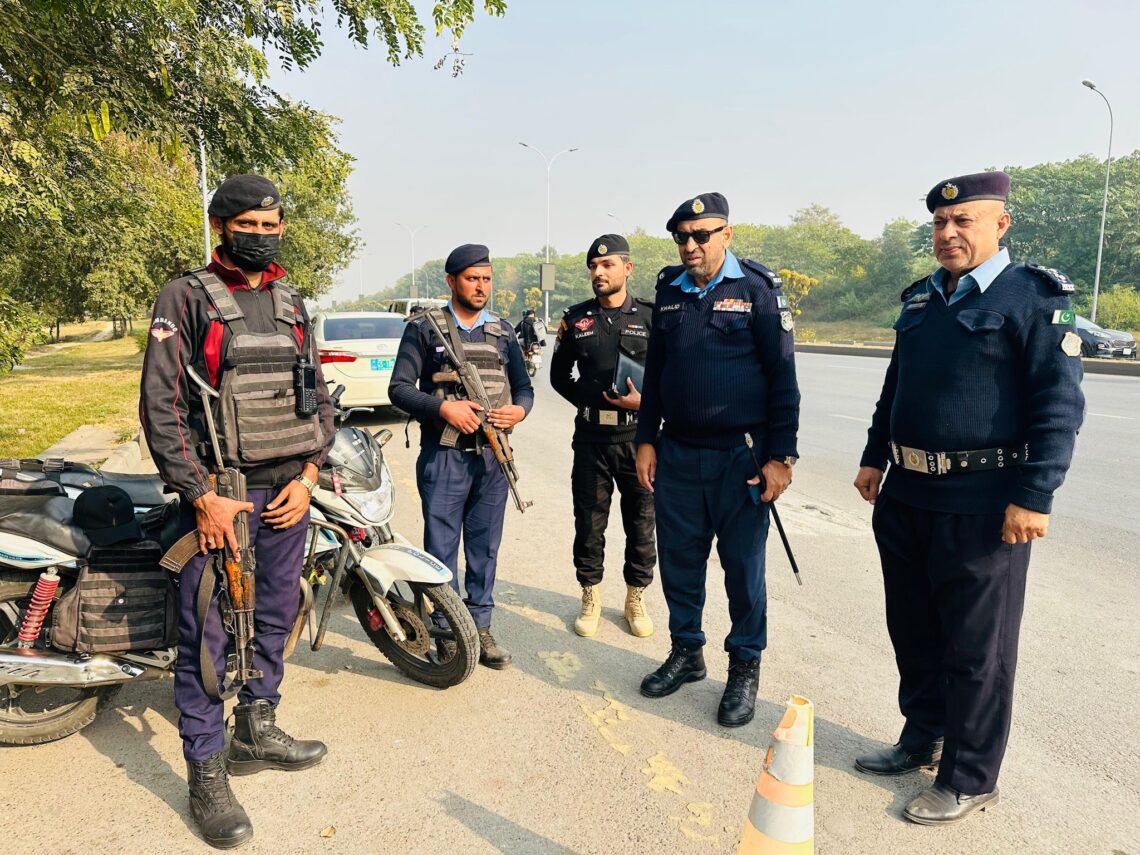 دنیا نیوز: مهاجران افغانستان برای رهایی هم‌وطنان‌شان به موتر پولیس پاکستان حمله کردند