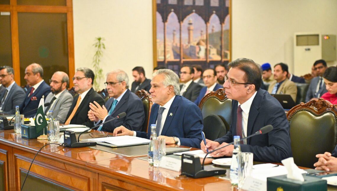 اسحاق دار بر ساخت راه آهن پاکستان – افغانستان – ازبیکستان تاکید کرد