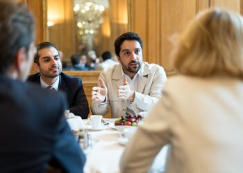 احمد مسعود: مدرسه‌های دینی به روی دختران بسته شوند