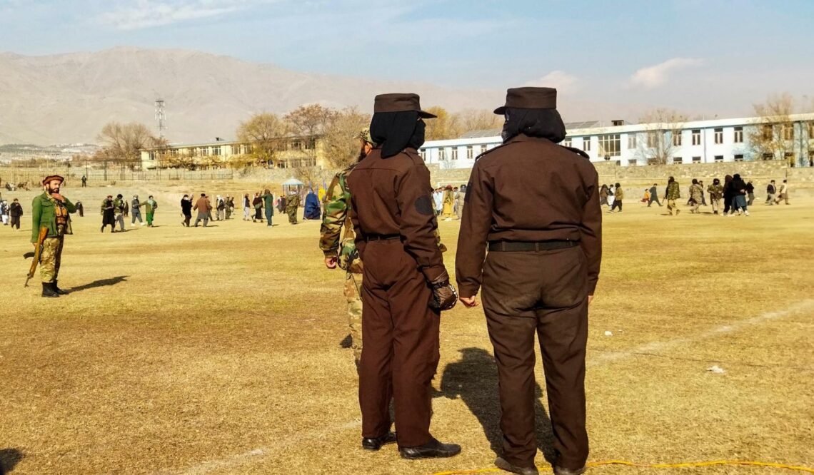 طالبان ۲ تن را در لغمان در محضر عام شلاق زد