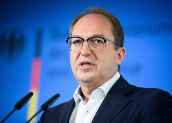 وزیر داخلهی آلمان در مورد پناهجویان افغانستان در پاکستان گزارش میدهد