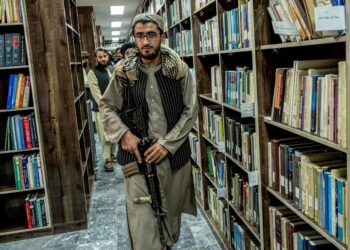 طالبان به دانشجویان افغانستان در ترکیه کتاب می‌برد