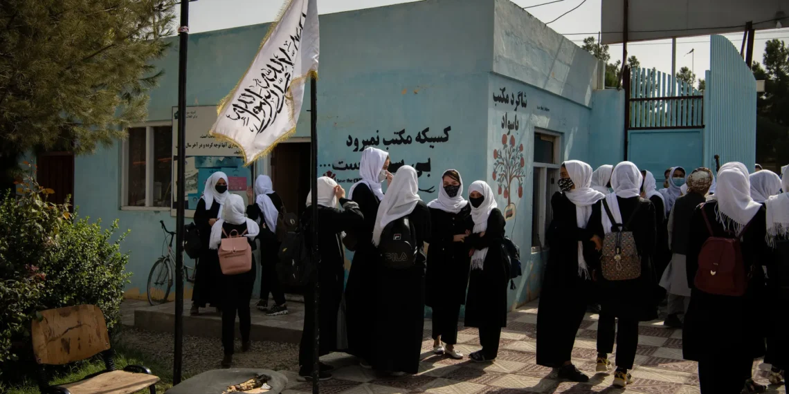 طالبان به مردان زندانی زمینهی آموزش فراهم میکند، اما به زنان آزاد نه