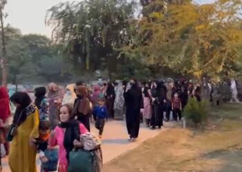 پاکستان مهاجران افغانستان را از «پارک ارجنتینا» به اردوگاه منتقل کرد