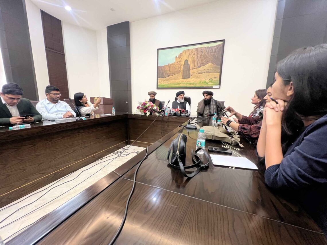 عزیزی در هند با حضور خبرنگاران زن نشست خبری برگزار کرد