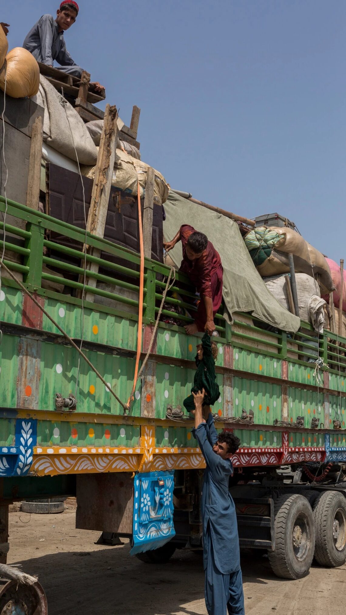 پاکستان: مهاجران اخراجشده به افغانستان اگر برگردند مجازات خواهند شد