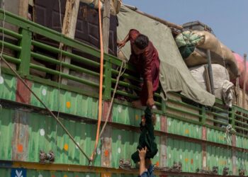 پاکستان: مهاجران‌ اخراج‌شده به افغانستان اگر برگردند مجازات خواهند شد