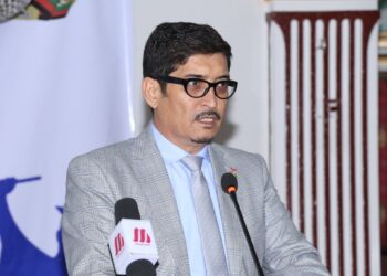 فرزندان عباس ابراهیمزاده: پدرمان در نتیجهی «توطئه» بازداشت شده و وضعیت صحی خوبی ندارد