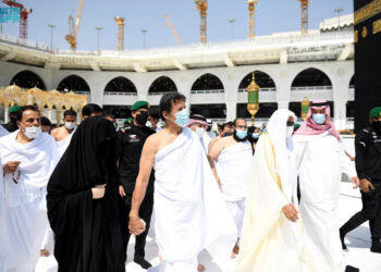 عمران خان و همسرش به ۱۷ سال زندان محکوم شدند