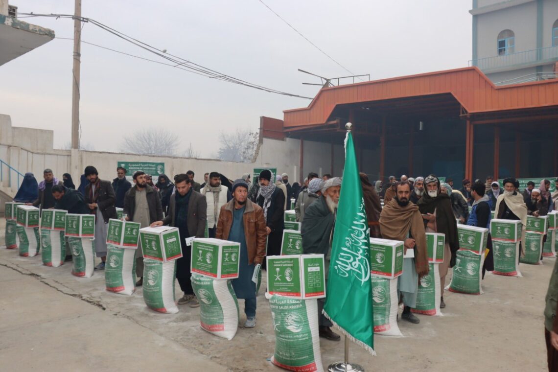 مرکز امداد ملک سلمان صدها بستهی خوراکی در قندز توزیع کرد