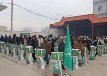 مرکز امداد ملک سلمان صدها بستهی خوراکی در قندز توزیع کرد