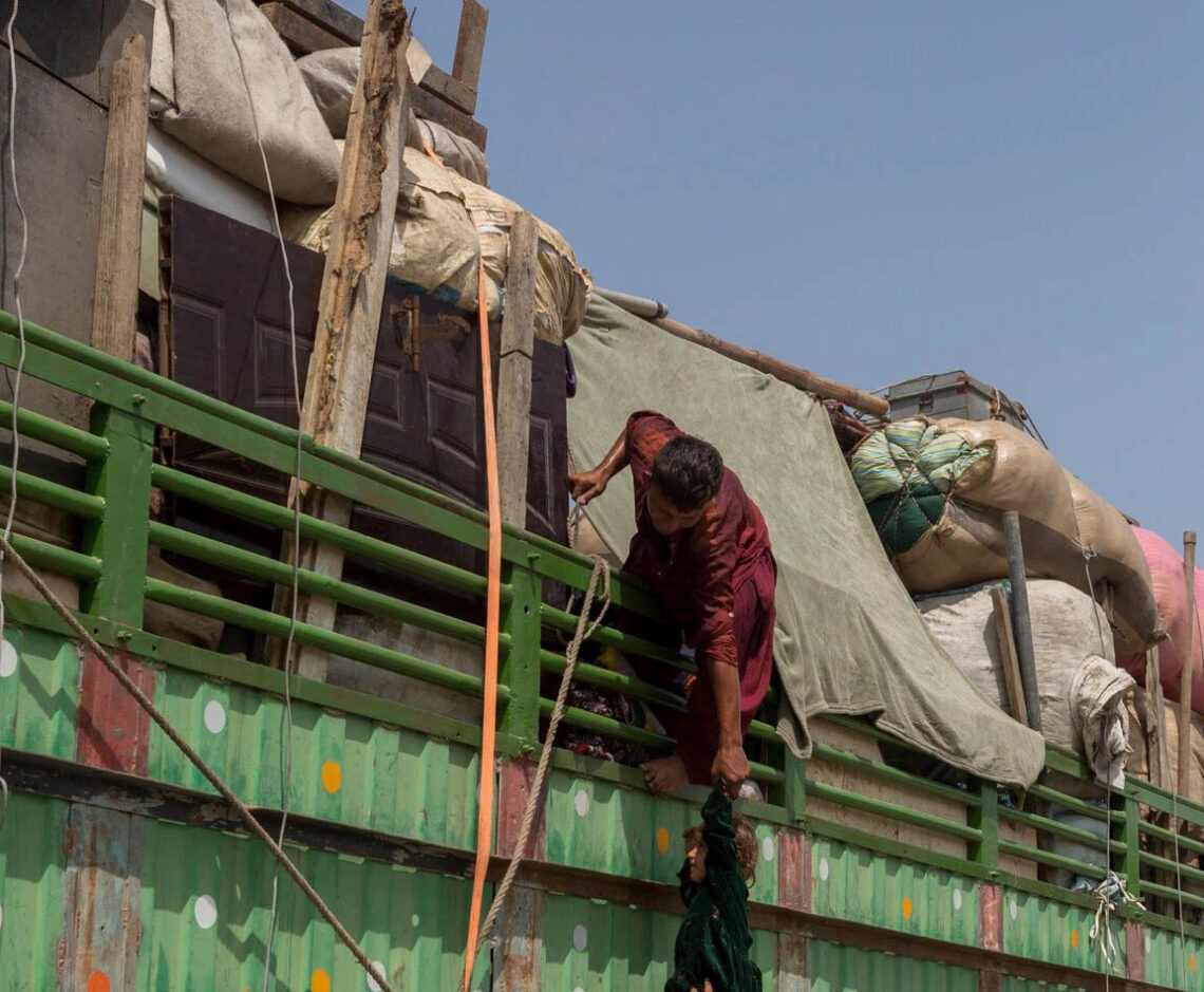 «سی‌ان‌ان – نیوز ۱۸»: پاکستان از اخراج مهاجران افغانستان به عنوان «ابزار باج‌گیری» استفاده می‌کند