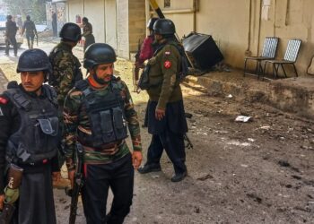 رویترز: ۶ سرباز پاکستانی در حمله‌ی شبه‌نظامیان در خیبرپختونخوا کشته شدند