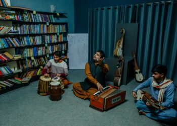 موسیقی‌دانان افغانستان در پشاور: این‌جا از پولیس و در افغانستان از طالبان می‌ترسیم